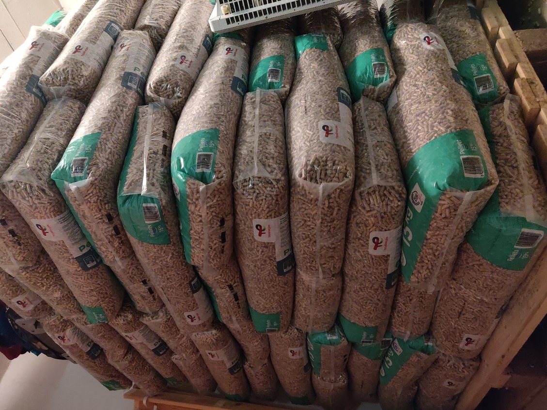 Sacs de pellets livrés sur palette et entreposés à l'abris