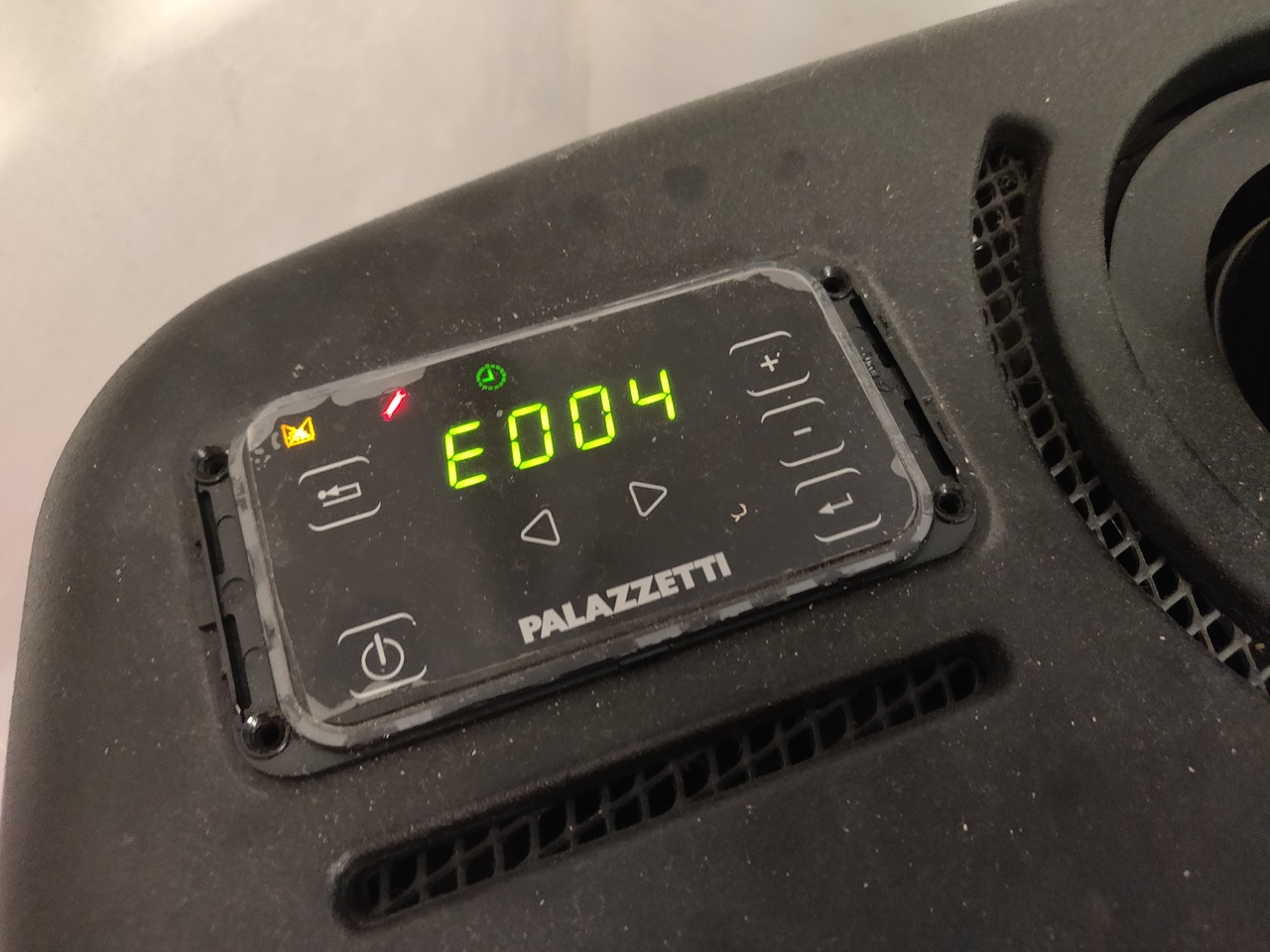 Afficheur du poêle donc le cache est retiré, on voit les quatre logement pour les vis