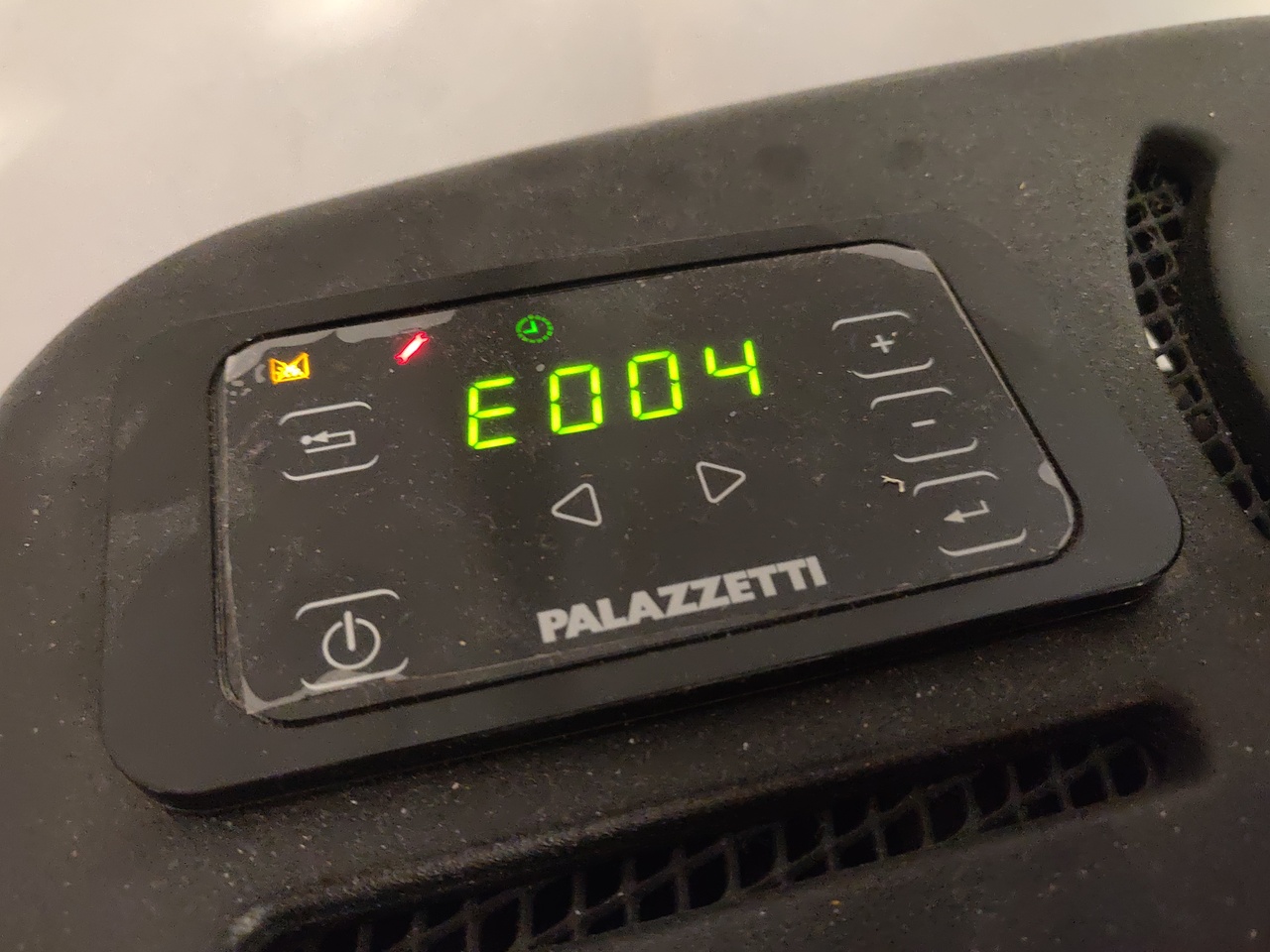 Afficheur du poêle palazetti Marianne indiquant l'erreur 004