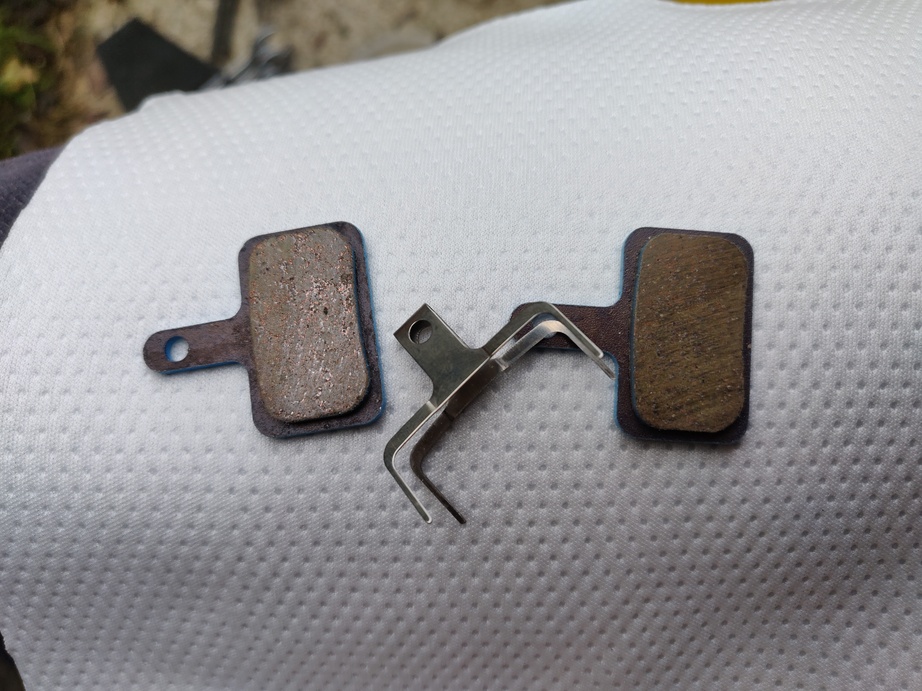 Plaquettes de frein à disque neuves avec leur ressort de rappel