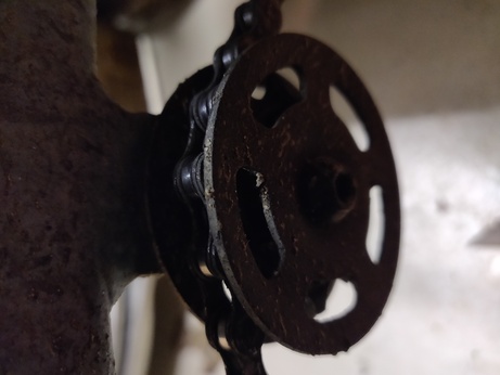 Vue de près du galet de guidage de la chaîne.