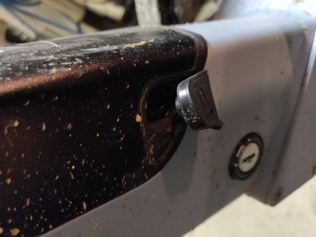 Vue de la trappe de rechargement dont le couvercle tient mal fermé